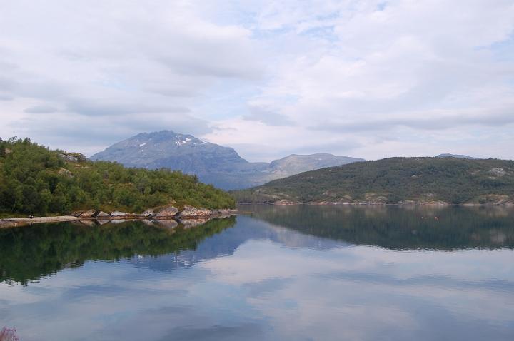 Sulla strada Tromso - Svolvaer (Lofoten)4.JPG - AI PIEDI DELLA RUPE